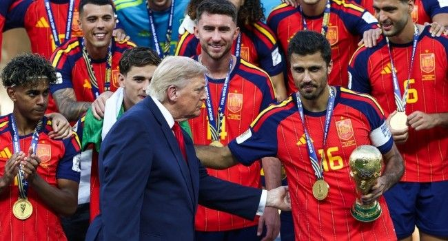 Trump Steals Spotlight During Spain’s World Cup Trophy Celebration Trump Steals Spotlight During Spain’s World Cup Trophy Celebration